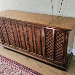 Entertainment Center Antique Record Player/Radio