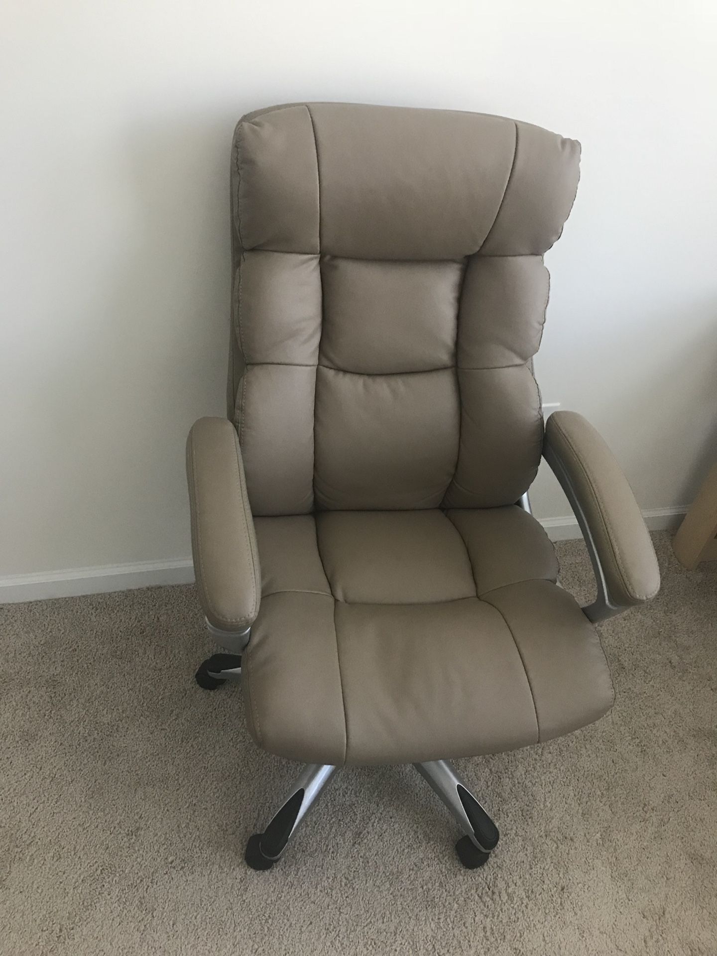 $100 - Office / Manager Chair - LIKE NEW!