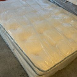 Queen Sleepy By Sealy 💤 😴 Mattress  ( Valentines Day Special 💕) 