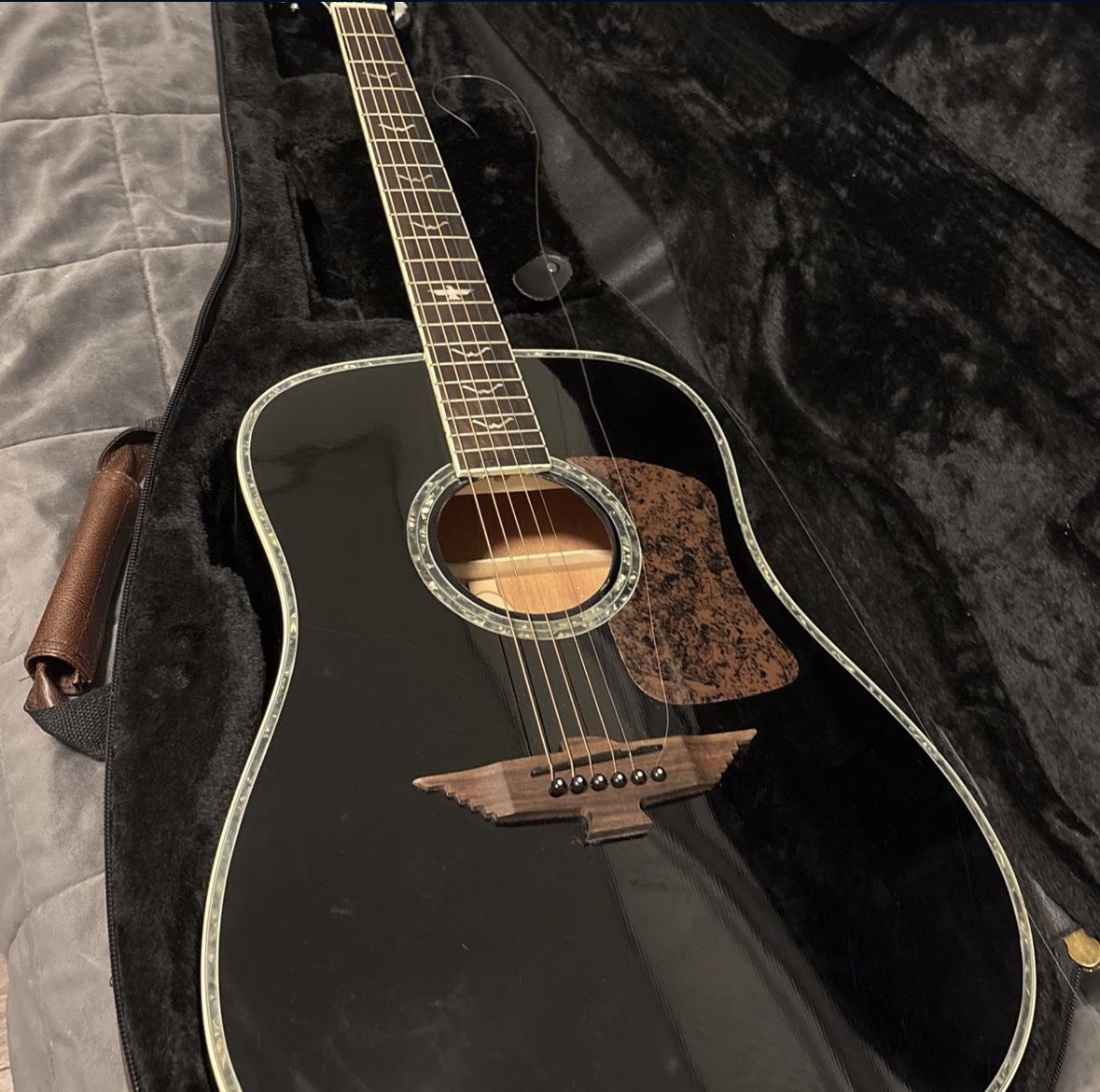 keith urban player acoustic guitar