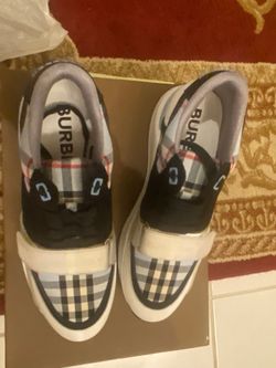 Burberry shoes/size 10