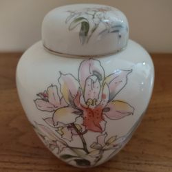 Lily flower decorative vase ginger jar with top lid