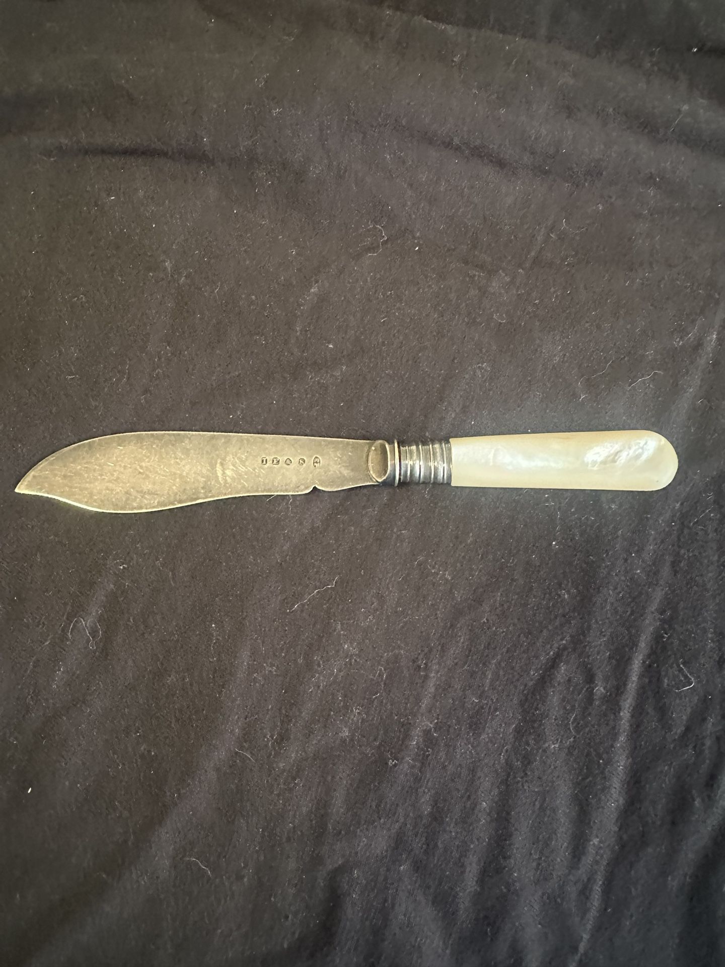 Victorian England, H butter knife with a pearl handle