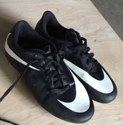Kids Nike soccer cleats (size 2y)