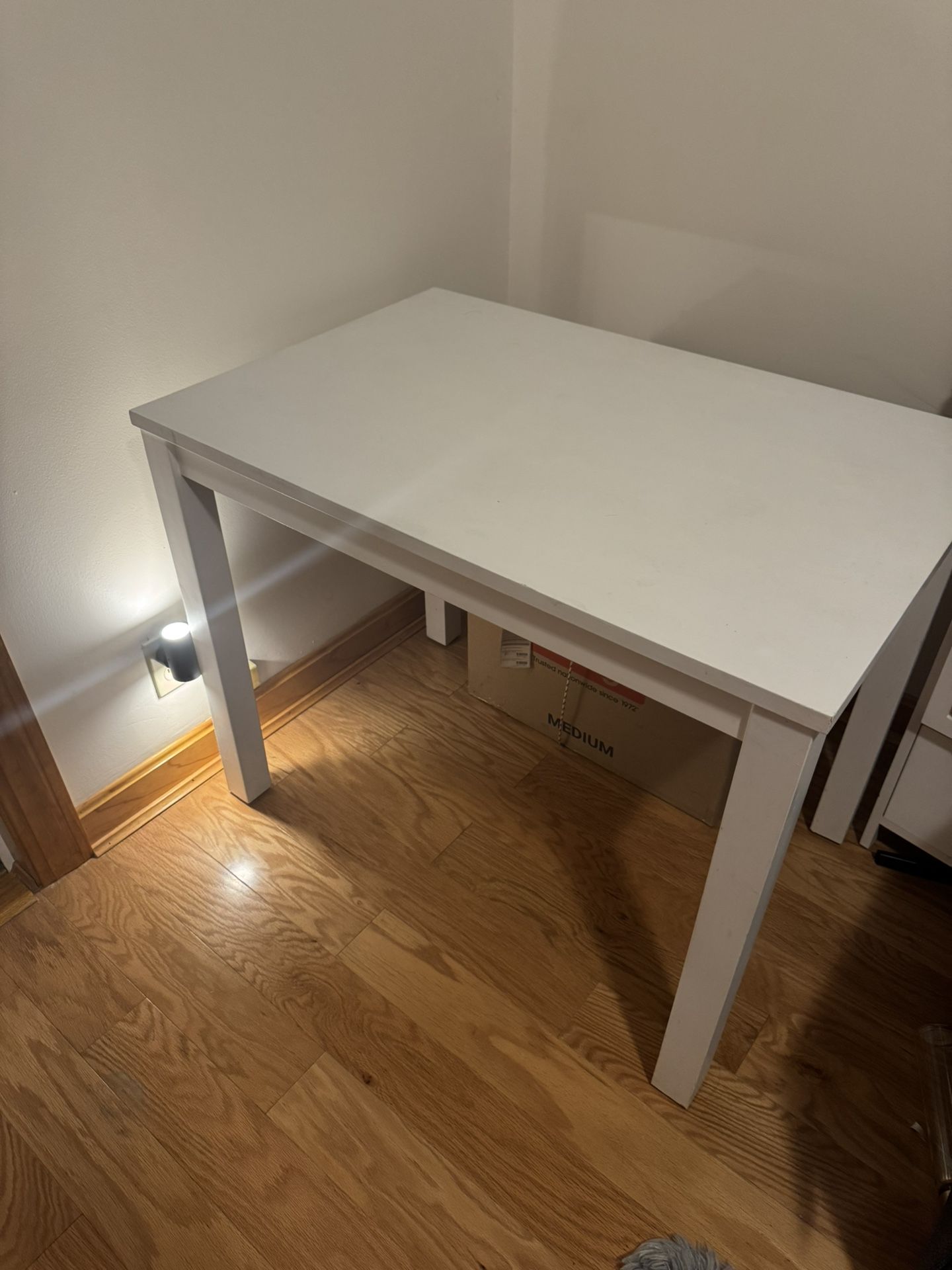 Solid Wooden White Desk Table In Great Condition For Sale!