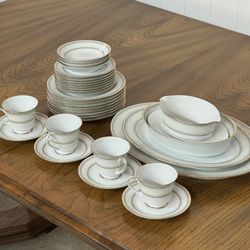 32pcs Noritake Eugenia 2160 vintage dishes set - plates, tea cups and saucers, big oval plates