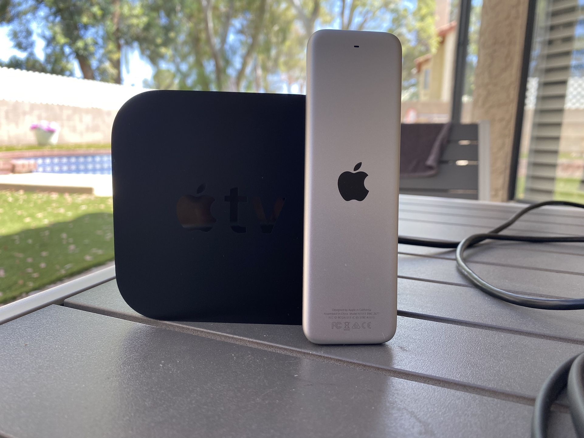 LIKE NEW* Apple TV (Complete Set)