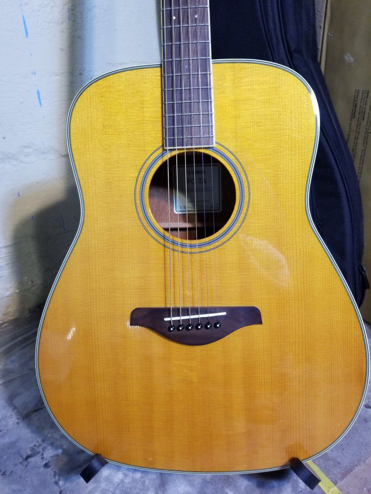 Yamaha FG-TA TransAcoustic Dreadnought Acoustic-electric Guitar and Padded Gigbag

