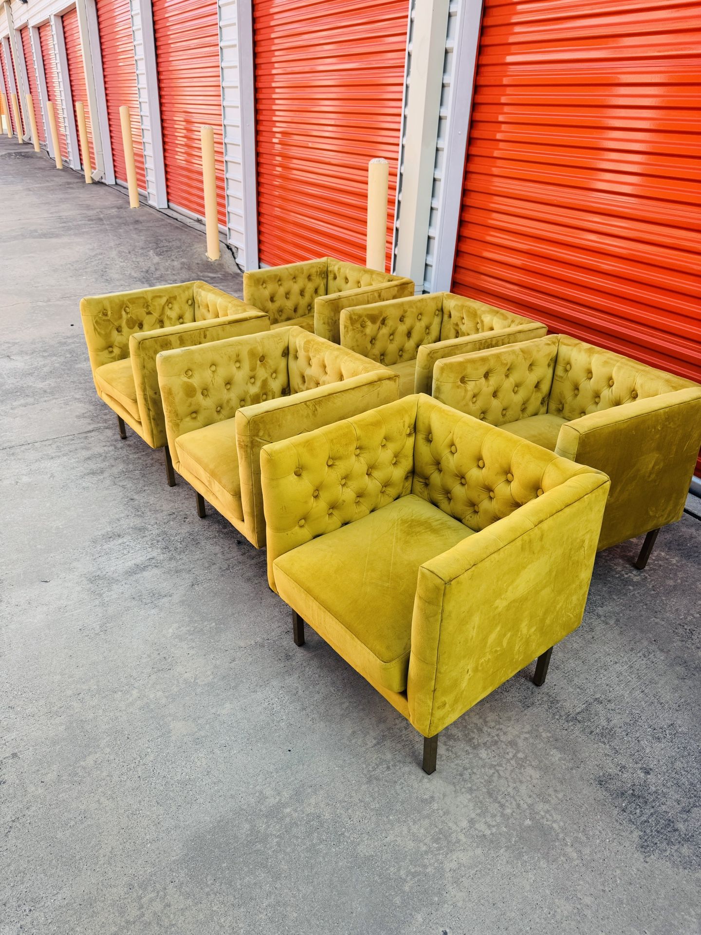 Velvet Tufted Chair “Yellow”