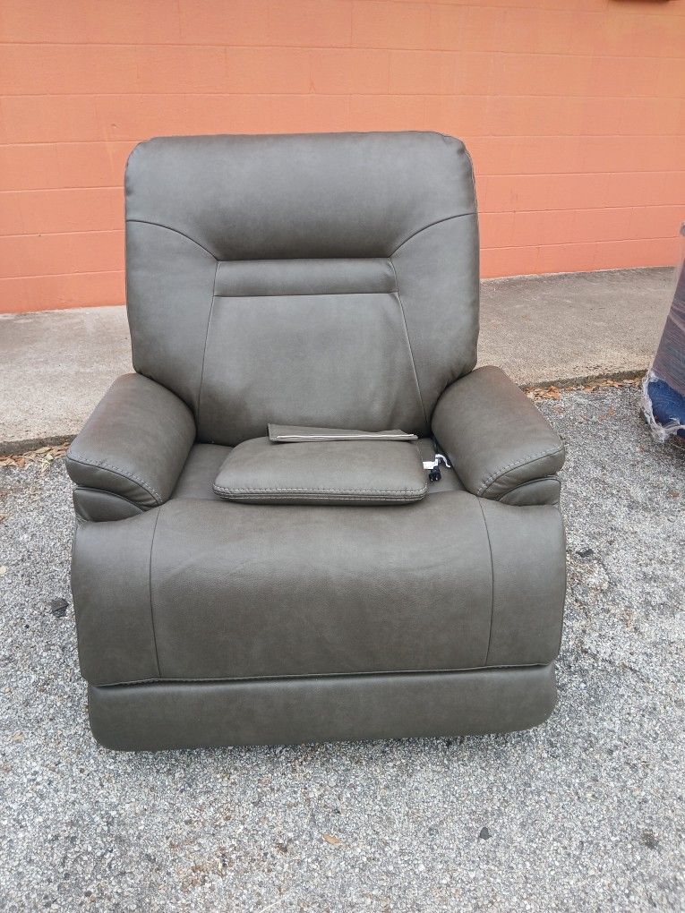 Chair Lether Recliner Massje In GREAT CONDITION