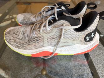 Men’s basketball shoes