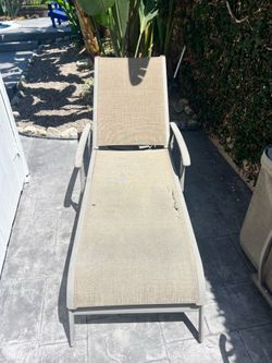 2 free chaise lounge chairs