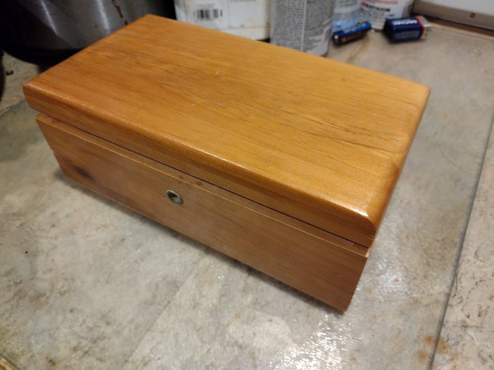 Vintage Lane Tabletop Maple Chest