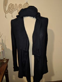 Hollister hooded sweater size small (d 109)