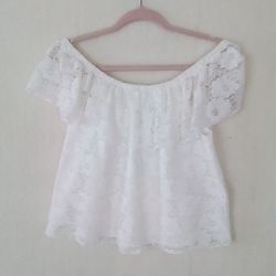 Off The Shoulder Lace Blouse Size Medium in Off White
