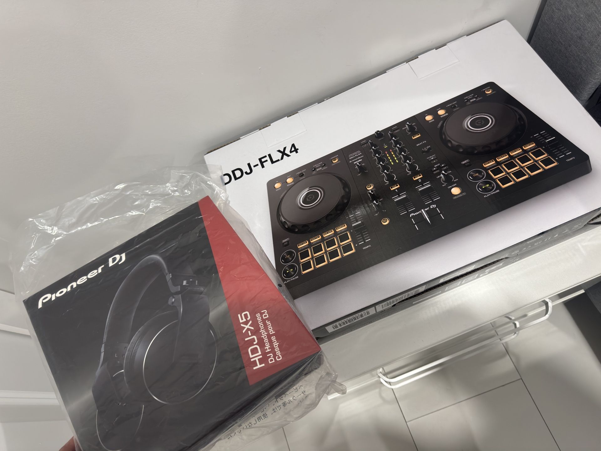 Professional Pioneer Console And Headphones