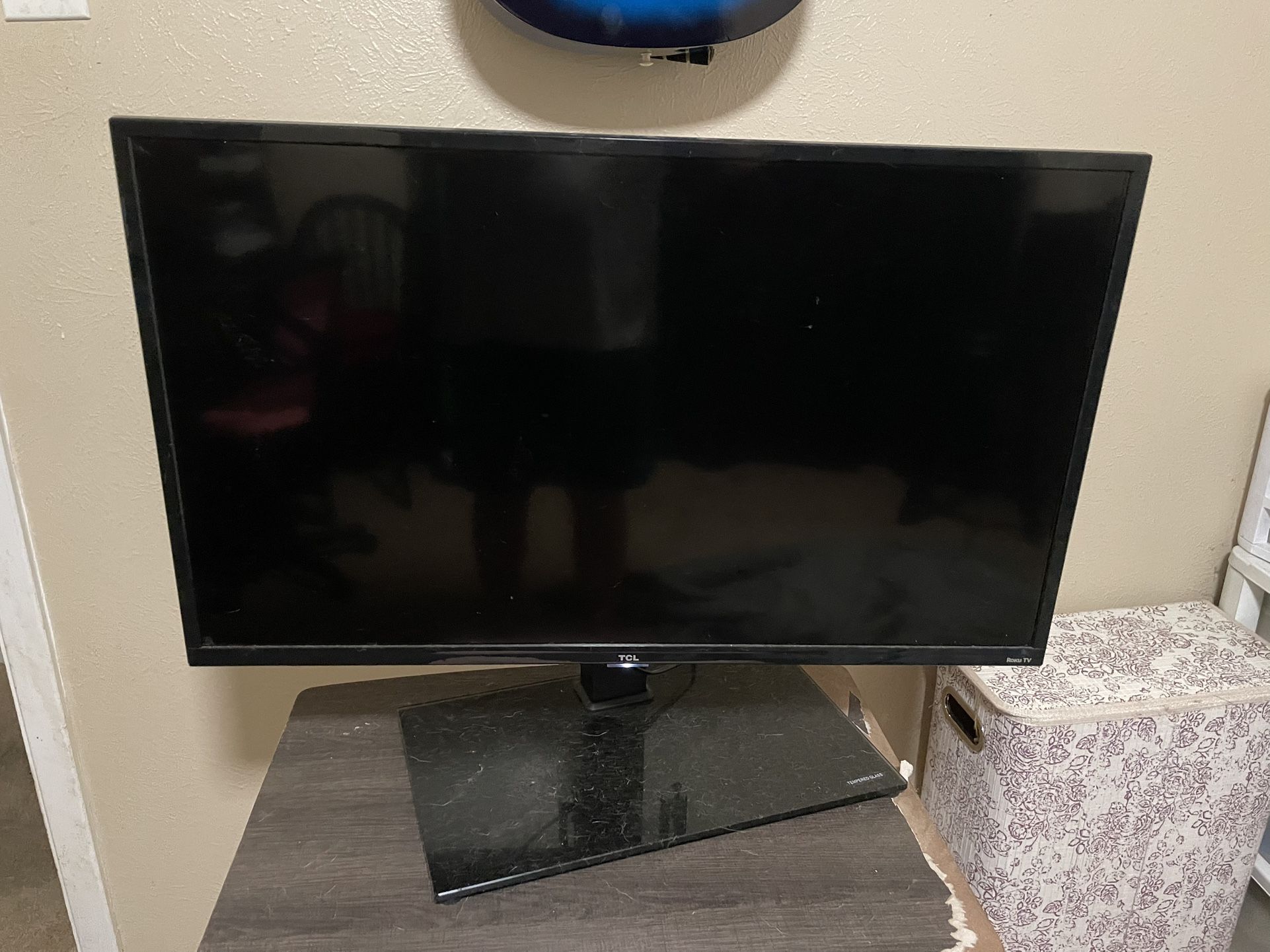 24” Tcl Smart Roku Tv With Swivel Stand Great Shape