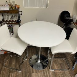 **Avros Dining Table + 2 Dining Chairs/Counter Stools (25”)**