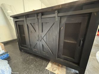 BRAND NEW RUSTIC TV STAND WITH DOG KENNEL
