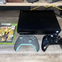 Xbox One X , 2 Controllers 