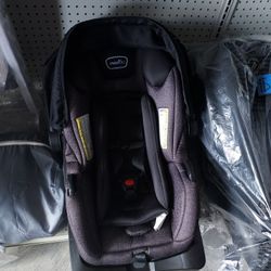 Evenflo LiteMax 35 Infant Car Seat (Knoxville Gray), Lightweight, Extended  Use, Belt Lock-Off, Ergonomic Handle for Sale in Houston, TX - OfferUp