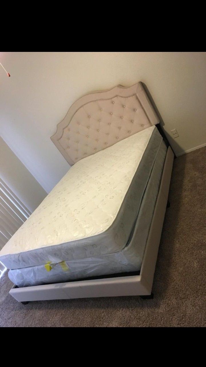 New queen size bed with mattress
