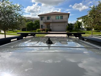 Like new universal aluminum roof rack cross bars fits most