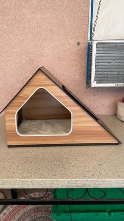 Cat house with side scratcher