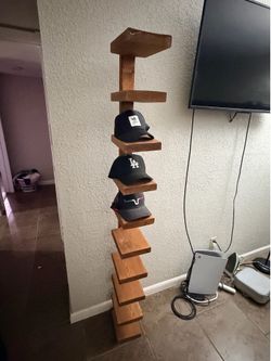 Mueble de madera para gorras