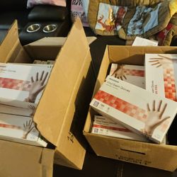   ✅ not selling single boxes only selling bundle-5 boxes M and XL Only for 40!!!👏—single boxes of each size- each box has 100 single gloves--medical 