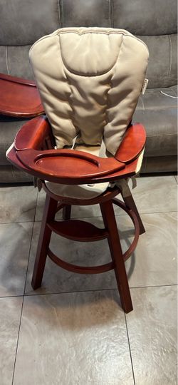 Silla de bebé de madera.