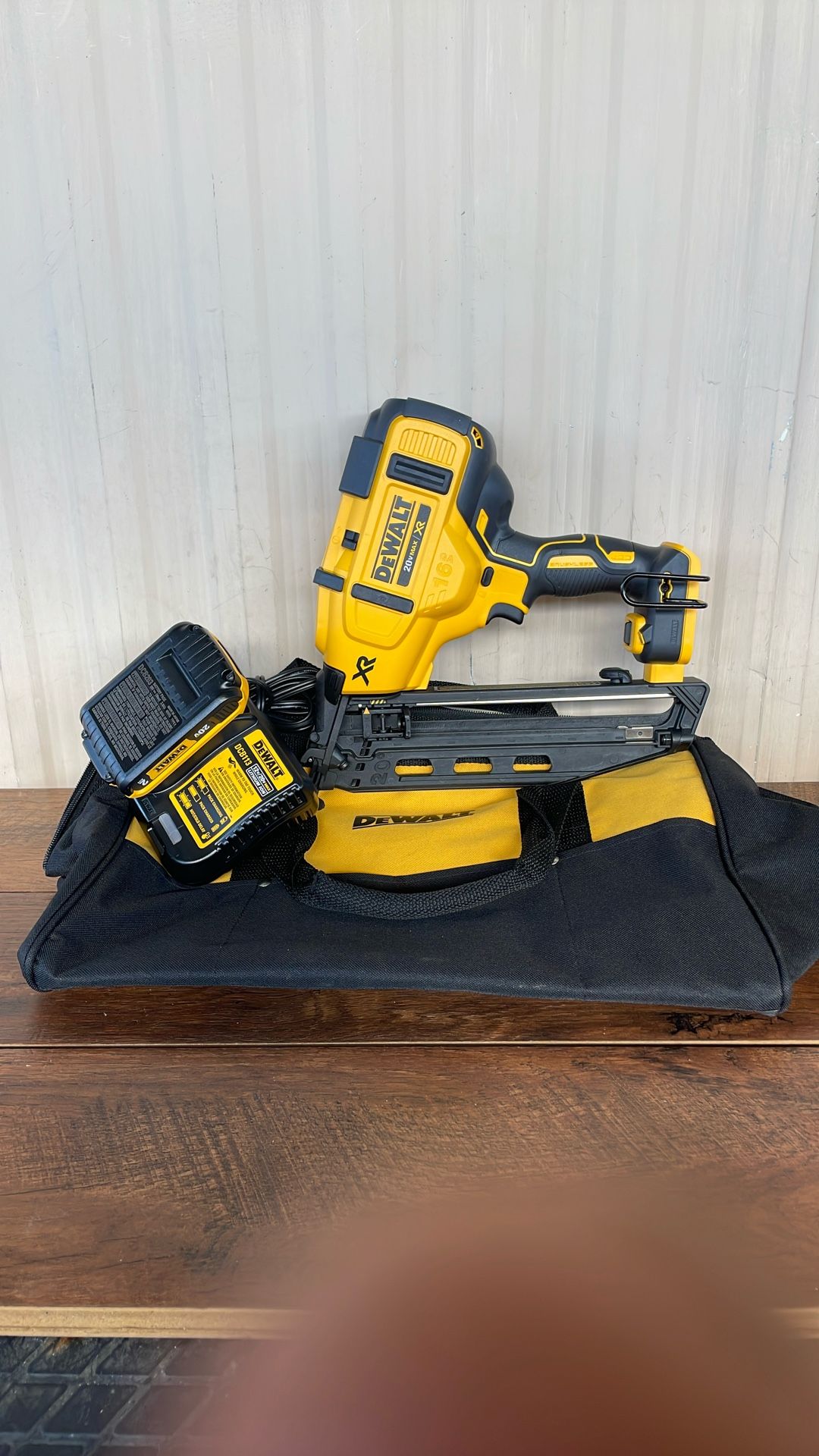 DEWALT 20V MAX XR 16 Gauge Electric Cordless Angled Finishing