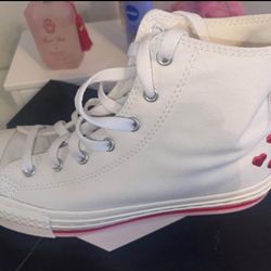 size 6.5 converse Valentines edition  (womans)