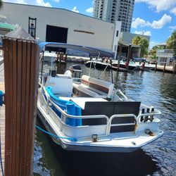 1993 20ft Deck Boat With BBQ. 150hp 2004 2 Stroke Mercury. 
