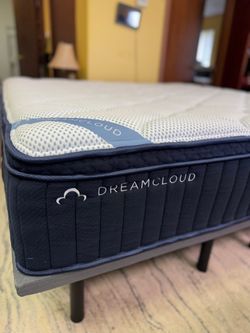 Dreamcloud Premier Queen-Size Mattress, Like New, Excellent Condition