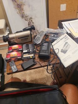 Hitachi VM-H38A 8MM VIDEO CAMERA