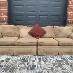 Henredon Furniture Skirted Four Cushion Sofa ( DELIVERY AVAILABLE)
