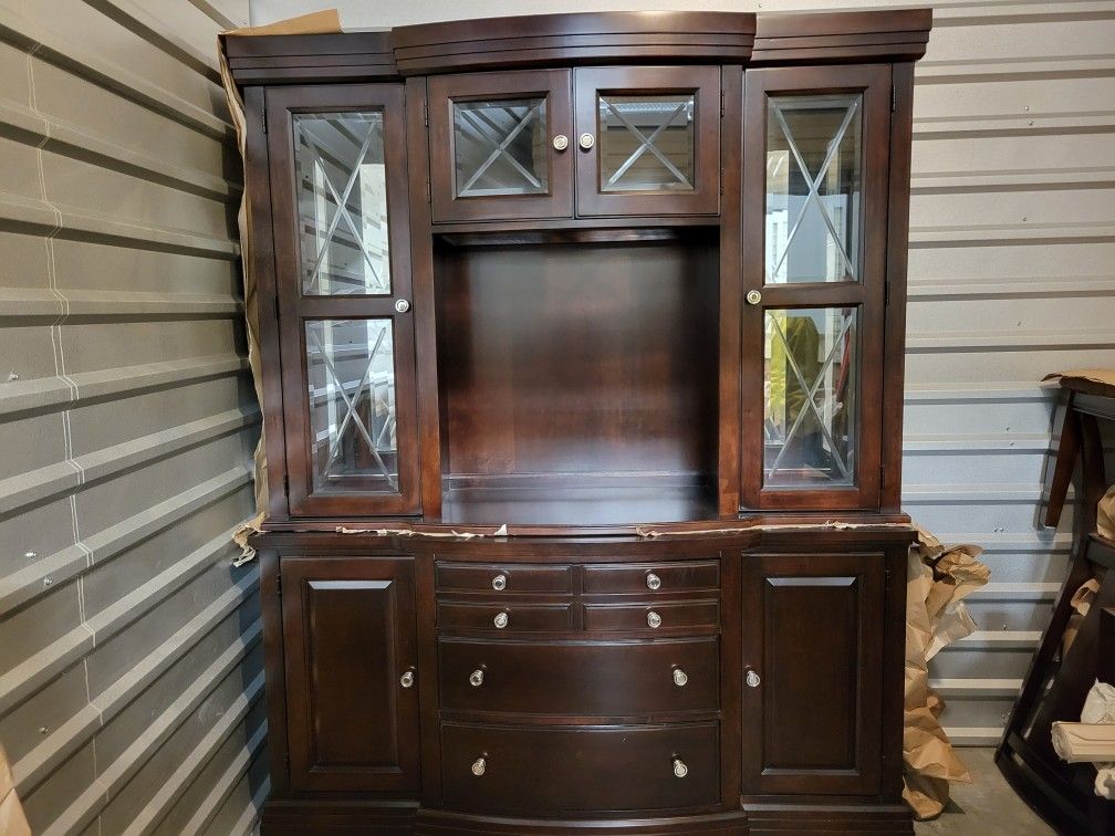 Solid Cherry Broyhill China Cabinet /Hutch