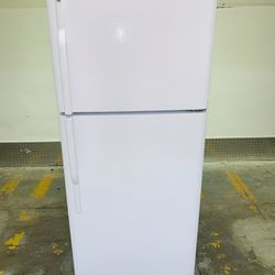 GE refrigerator 30X68X27 in very perfect condition a receipt for 60 days warranty