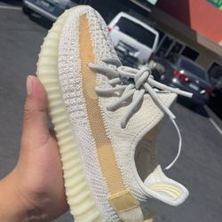 Yeezy 350 Light ( Size 7.5 )