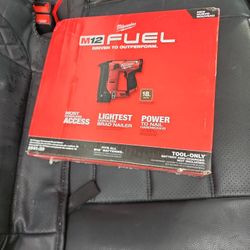 Milwaukee
M12 FUEL 12-Volt Lithium-Ion Brushless Cordless 18-Gauge 1-1/2 in. Compact Brad Nailer (Tool Only)