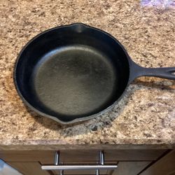 Cast-Iron Vintage Unmarked Lodge Skillet 8 1/4 “  # 5 D  3 Notch Heat Ring (Made In USA) (Preseasoned)
