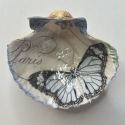 Beautiful Decoupaged Glossy Butterfly shells. Great For Rings And Other Jewelry