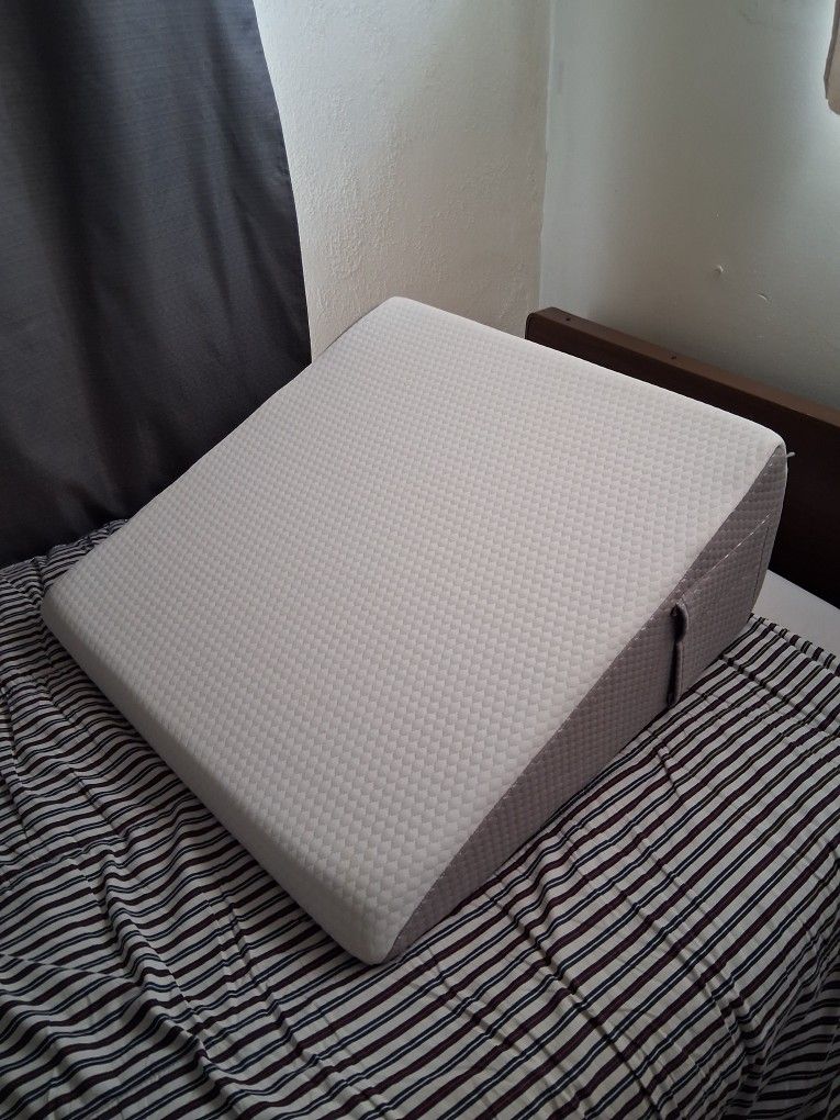 Bedluxe Wedge Pillow