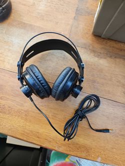 Artesia Black Over-Ear Wired Headphones