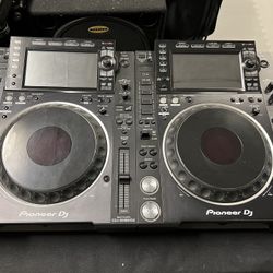 Pioneer CDJ 2000 Nexus 2 Turntables Very Clean With Cases