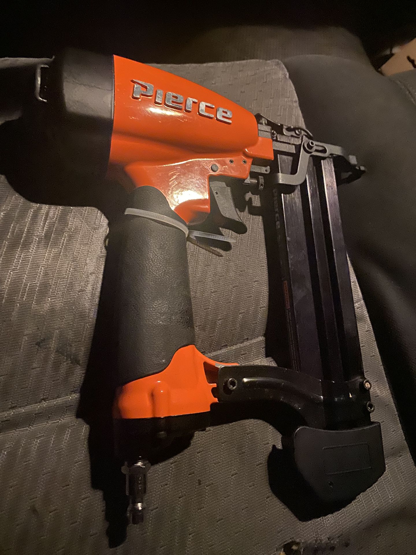 Una Clavadora De Grampas