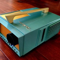 Realist 620 Deluxe Color Slide Projector - Like New