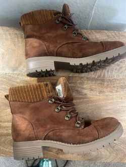 Universal Thread Women's Brown and Tan Boots