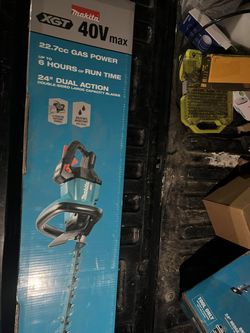 Makita XGT 40V max Brushless Cordless 24 in. Hedge Trimmer
